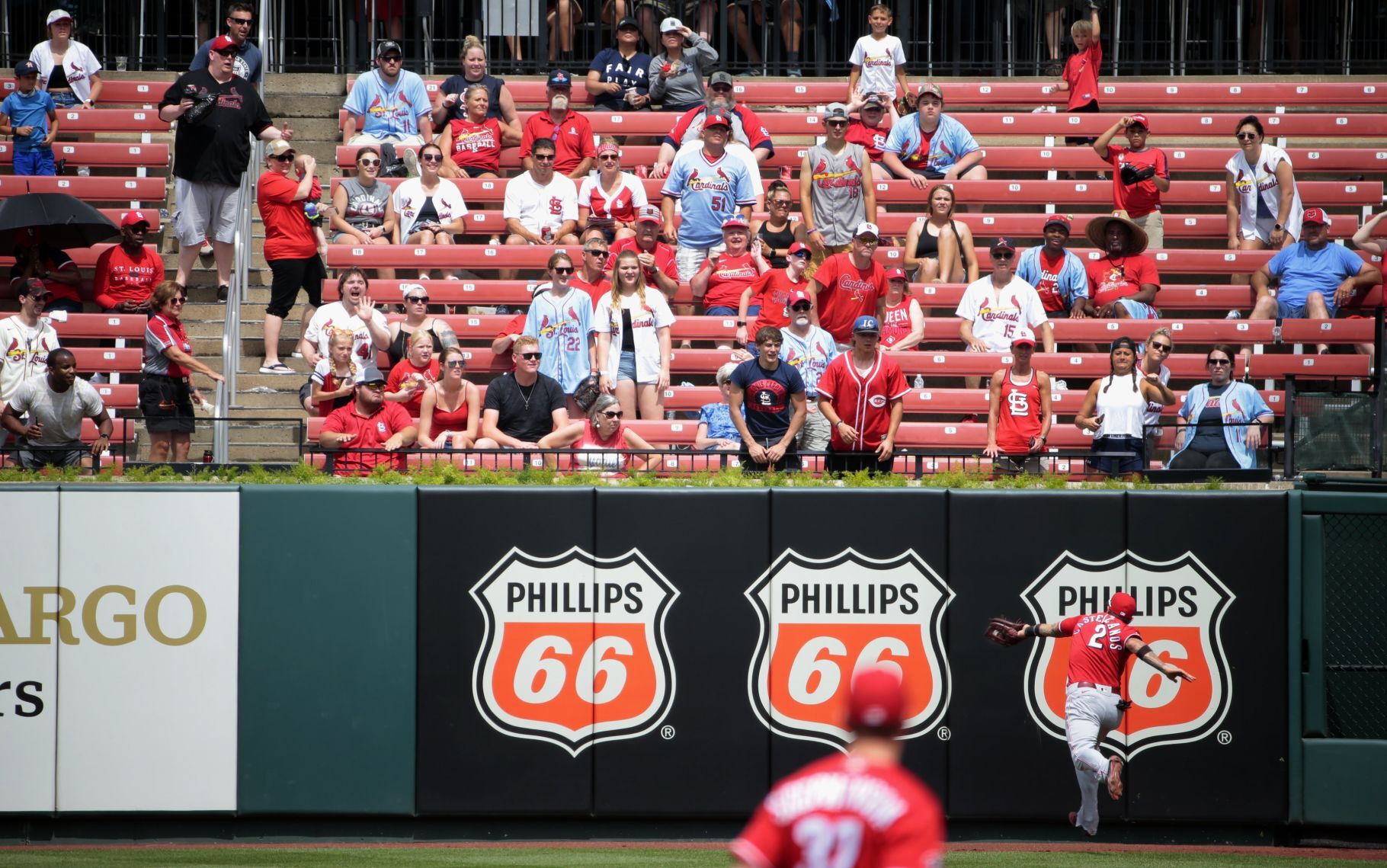 Reds sweep Cardinals 8-7